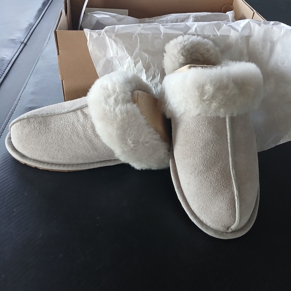 Brand New In Box, Womens UGG gray Slippers. Size 7. - Picture 3 of 6